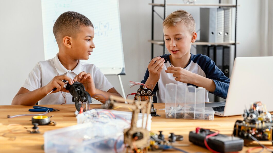 Rozwijanie umiejętności poprzez budowanie robotów LEGO – jak zajęcia z robotyki wpływają na rozwój dzieci w wieku 7-10 lat