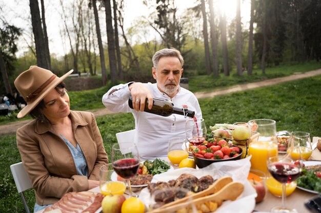 Przyjemność grillowania: jak stworzyć idealną atmosferę w ogrodzie